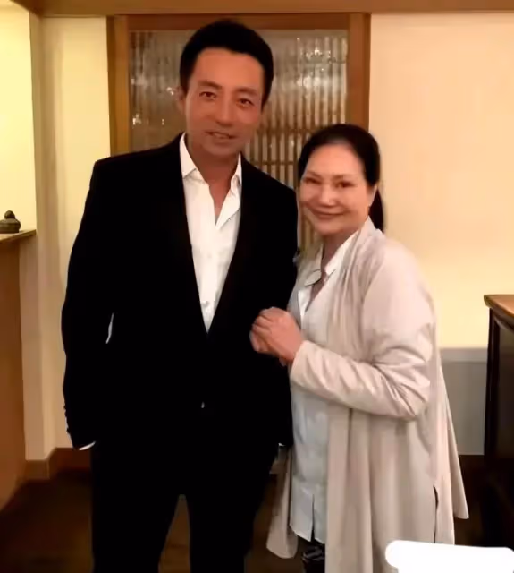 揮刀自殺被送醫院至今昏迷？黃子佼毀滅式爆料，大S否認吸毒