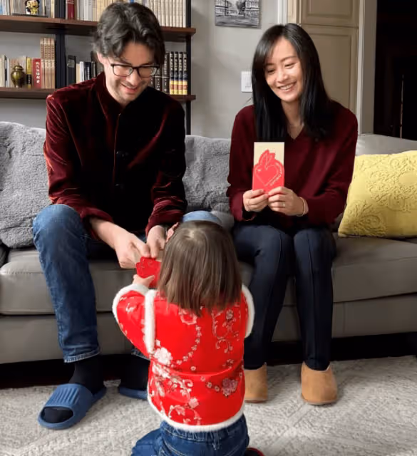 陳法拉富商前夫官宣當爸,手抱新生兒父愛滿滿,現任美貌不輸前妻