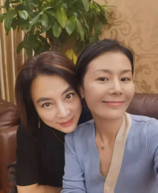 李玲玉素顏自然且自信,60歲白髮不染不扮美,老態真實越看越漂亮