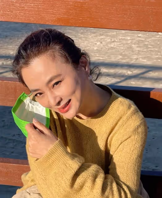 李玲玉素顏自然且自信,60歲白髮不染不扮美,老態真實越看越漂亮