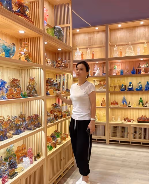 李玲玉素顏自然且自信,60歲白髮不染不扮美,老態真實越看越漂亮