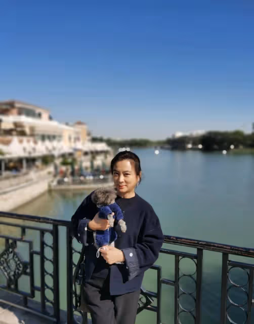 李玲玉素顏自然且自信,60歲白髮不染不扮美,老態真實越看越漂亮