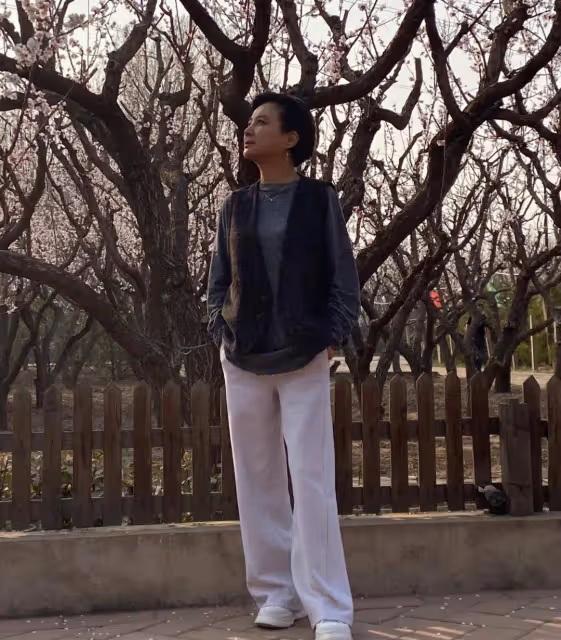 李玲玉素顏自然且自信,60歲白髮不染不扮美,老態真實越看越漂亮
