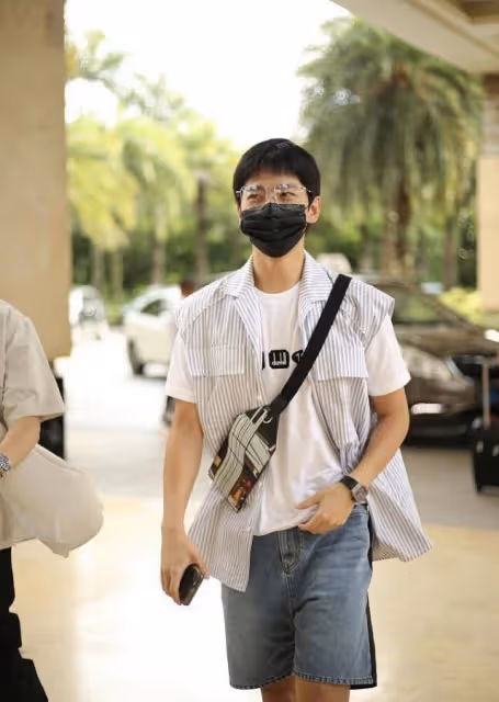 楊洋齊劉海還挺美,白色T恤顯得陽光清新,條紋襯衫馬甲穿出個性