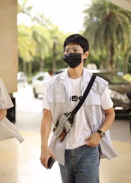 楊洋齊劉海還挺美,白色T恤顯得陽光清新,條紋襯衫馬甲穿出個性