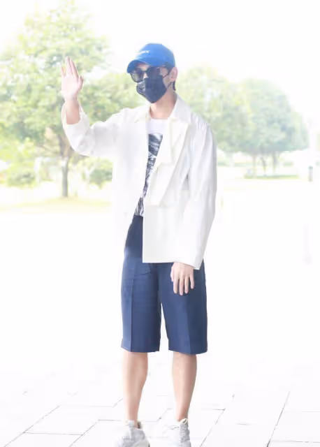 楊洋齊劉海還挺美,白色T恤顯得陽光清新,條紋襯衫馬甲穿出個性
