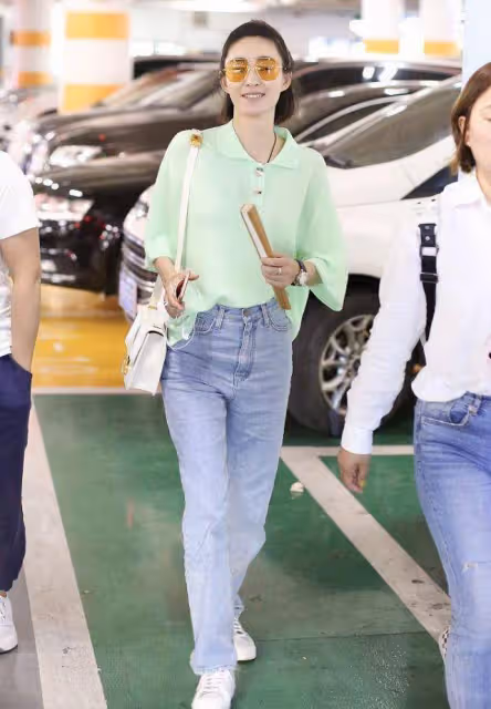 王麗坤不是裝美而是真的美!穿上馬卡龍色的服裝,減齡二十歲不止
