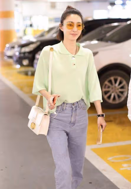 王麗坤不是裝美而是真的美!穿上馬卡龍色的服裝,減齡二十歲不止