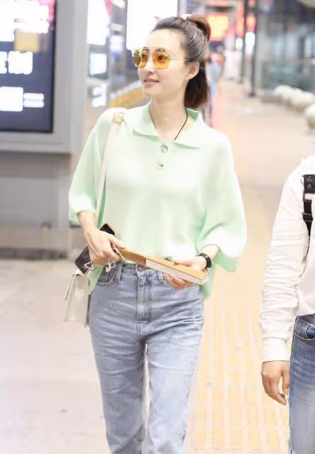王麗坤不是裝美而是真的美!穿上馬卡龍色的服裝,減齡二十歲不止