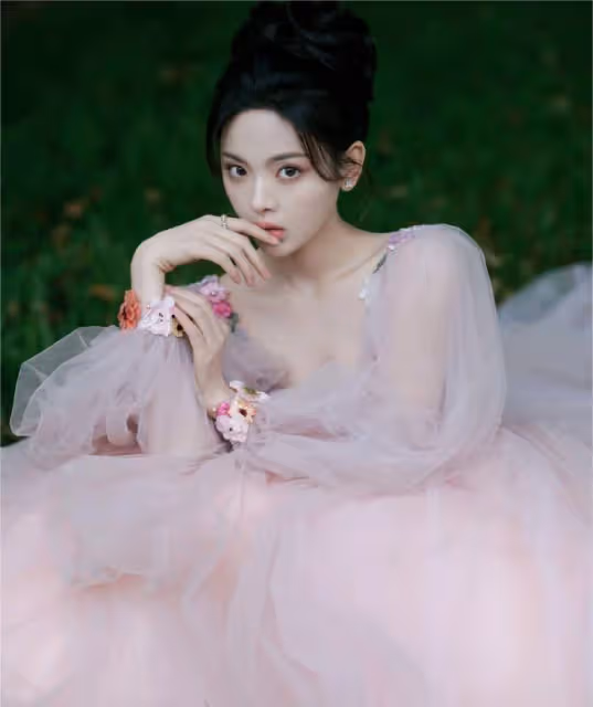 楊超越穿白色斜肩禮服裙宛若美神降臨,皮膚白美大秀曲線