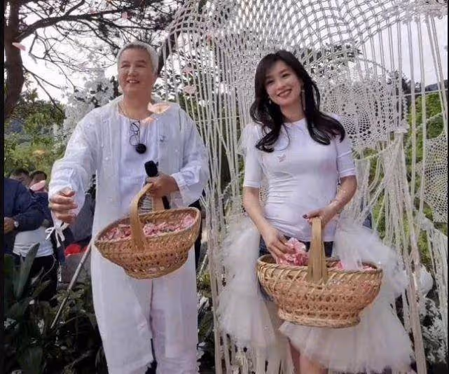 張庭很會往「美」了穿,牛仔短裙疊穿蓬蓬裙,51歲美成21歲小姑娘