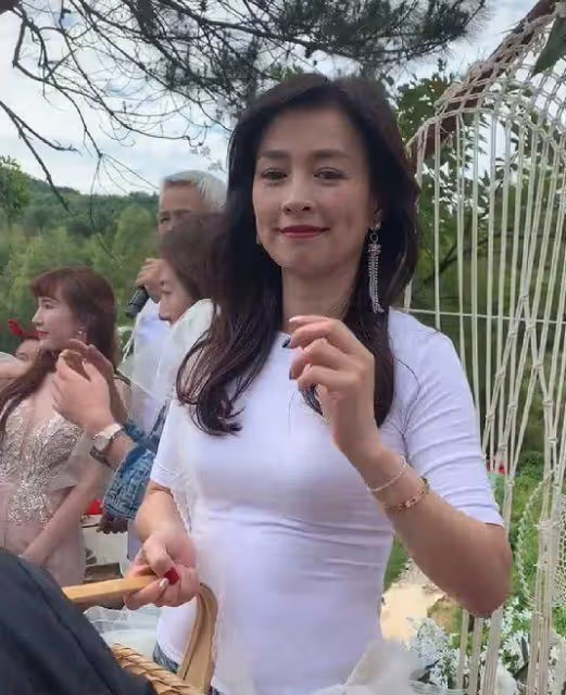 張庭很會往「美」了穿,牛仔短裙疊穿蓬蓬裙,51歲美成21歲小姑娘