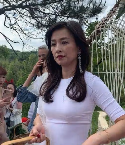 張庭很會往「美」了穿,牛仔短裙疊穿蓬蓬裙,51歲美成21歲小姑娘