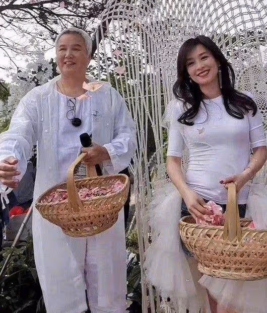 張庭很會往「美」了穿,牛仔短裙疊穿蓬蓬裙,51歲美成21歲小姑娘