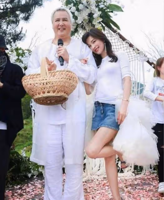 張庭很會往「美」了穿,牛仔短裙疊穿蓬蓬裙,51歲美成21歲小姑娘