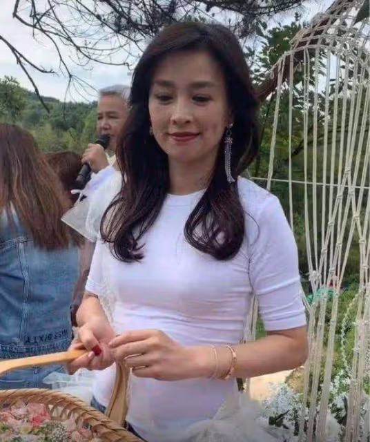 張庭很會往「美」了穿,牛仔短裙疊穿蓬蓬裙,51歲美成21歲小姑娘