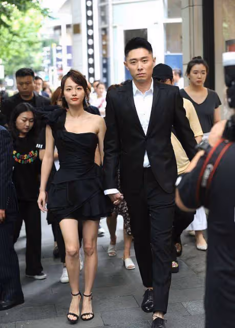 張嘉倪身材保持得真好,穿迷你黑裙看著好嬌美,難怪買超不願鬆手