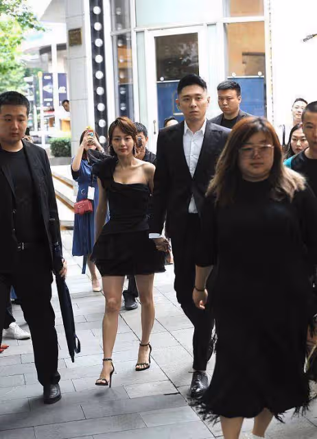 張嘉倪身材保持得真好,穿迷你黑裙看著好嬌美,難怪買超不願鬆手