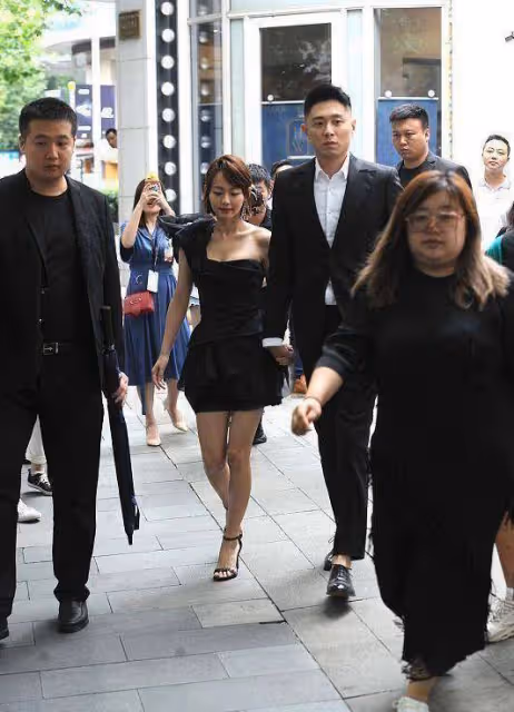 張嘉倪身材保持得真好,穿迷你黑裙看著好嬌美,難怪買超不願鬆手