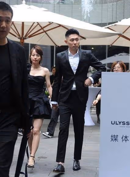 張嘉倪身材保持得真好,穿迷你黑裙看著好嬌美,難怪買超不願鬆手