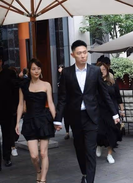 張嘉倪身材保持得真好,穿迷你黑裙看著好嬌美,難怪買超不願鬆手