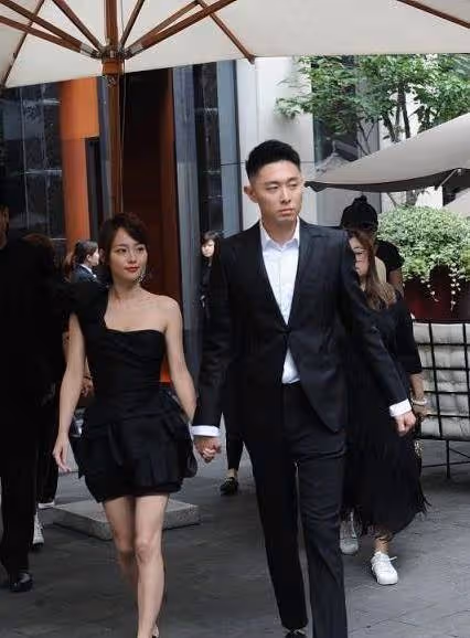 張嘉倪身材保持得真好,穿迷你黑裙看著好嬌美,難怪買超不願鬆手