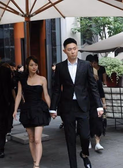 張嘉倪身材保持得真好,穿迷你黑裙看著好嬌美,難怪買超不願鬆手
