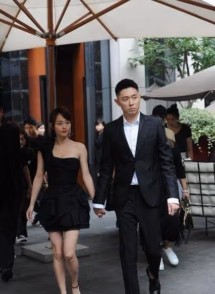 張嘉倪身材保持得真好,穿迷你黑裙看著好嬌美,難怪買超不願鬆手