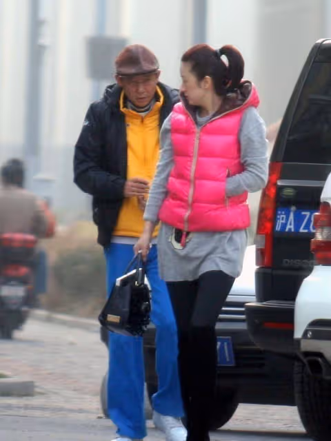 王志文小8歲女子太美了,穿芭比粉馬甲挺高調,配高馬尾似小姑娘