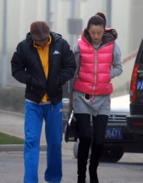 王志文小8歲女子太美了,穿芭比粉馬甲挺高調,配高馬尾似小姑娘