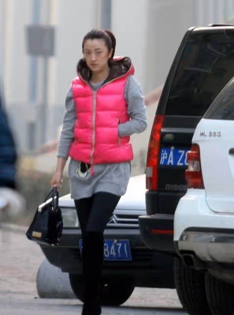 王志文小8歲女子太美了,穿芭比粉馬甲挺高調,配高馬尾似小姑娘