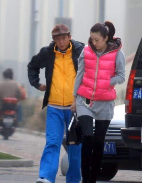 王志文小8歲女子太美了,穿芭比粉馬甲挺高調,配高馬尾似小姑娘