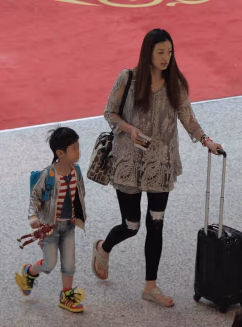 王志文小8歲女子太美了,穿芭比粉馬甲挺高調,配高馬尾似小姑娘