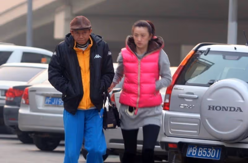 王志文小8歲女子太美了,穿芭比粉馬甲挺高調,配高馬尾似小姑娘