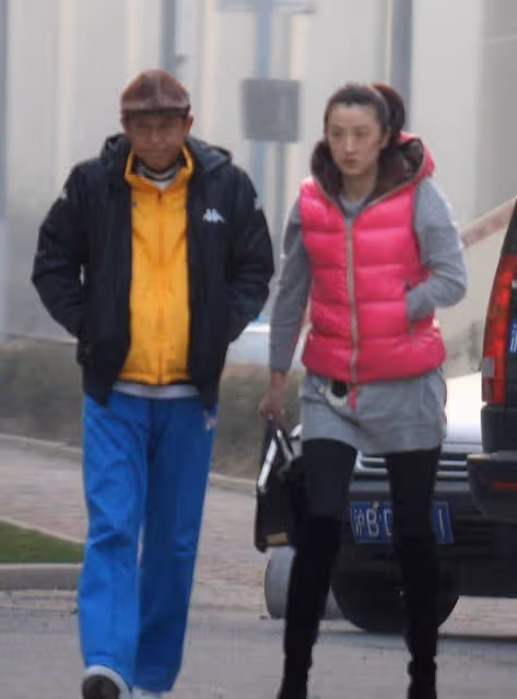 王志文小8歲女子太美了,穿芭比粉馬甲挺高調,配高馬尾似小姑娘