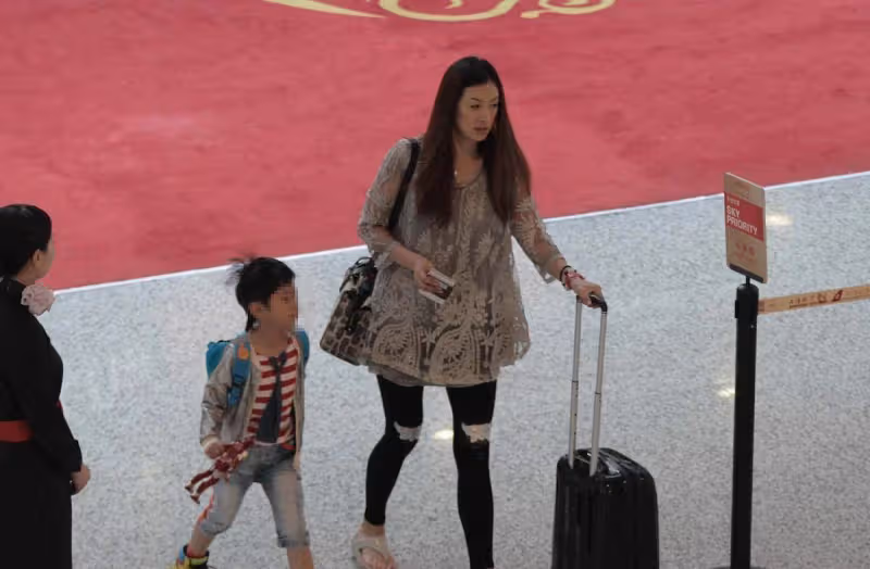 王志文小8歲女子太美了,穿芭比粉馬甲挺高調,配高馬尾似小姑娘