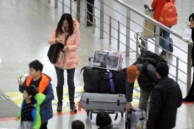 王志文小8歲女子太美了,穿芭比粉馬甲挺高調,配高馬尾似小姑娘