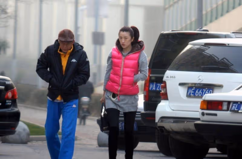 王志文小8歲女子太美了,穿芭比粉馬甲挺高調,配高馬尾似小姑娘