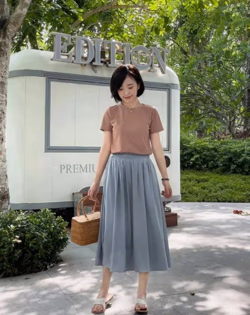 年過50的女性,多穿「T恤+半裙」,不裝美不顯老,很顯優雅高級
