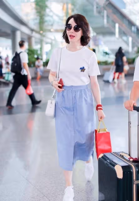 年過50的女性,多穿「T恤+半裙」,不裝美不顯老,很顯優雅高級