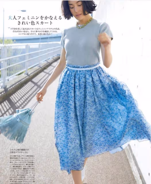 年過50的女性,多穿「T恤+半裙」,不裝美不顯老,很顯優雅高級