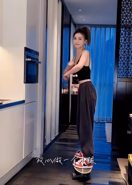 李彩樺豪宅內玩滑板,穿黑色弔帶徹底放開秀身材,沒生過娃就是美
