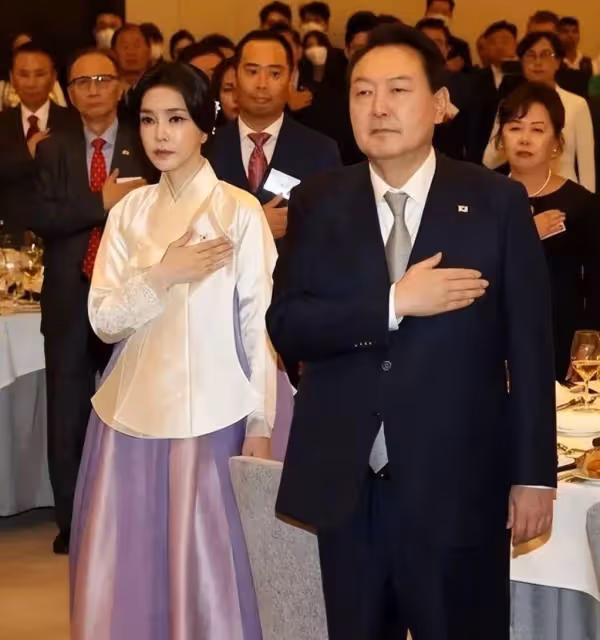 看了51歲國外夫人才發現:中年女人穿「美色系」,比想像中更洋氣