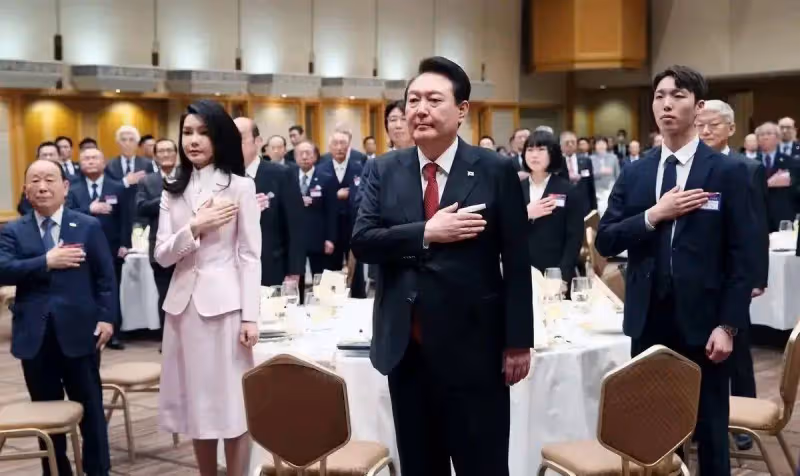 看了51歲國外夫人才發現:中年女人穿「美色系」,比想像中更洋氣