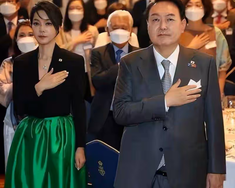 看了51歲國外夫人才發現:中年女人穿「美色系」,比想像中更洋氣