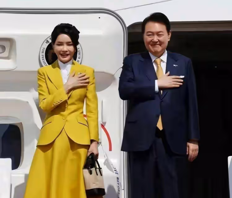 看了51歲國外夫人才發現:中年女人穿「美色系」,比想像中更洋氣