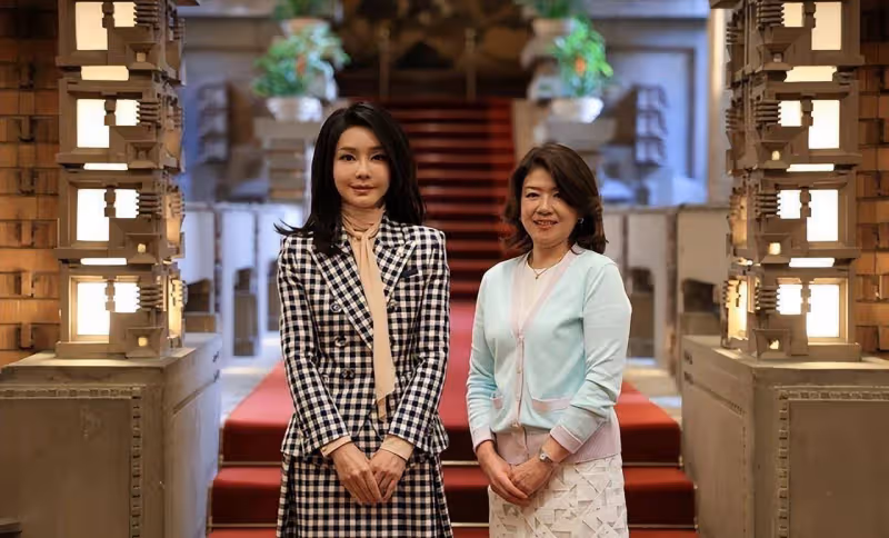 看了51歲國外夫人才發現:中年女人穿「美色系」,比想像中更洋氣