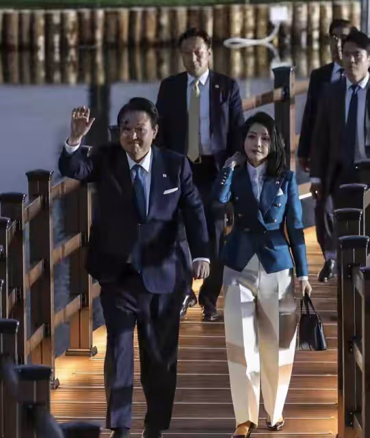 看了51歲國外夫人才發現:中年女人穿「美色系」,比想像中更洋氣