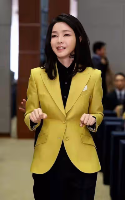看了51歲國外夫人才發現:中年女人穿「美色系」,比想像中更洋氣
