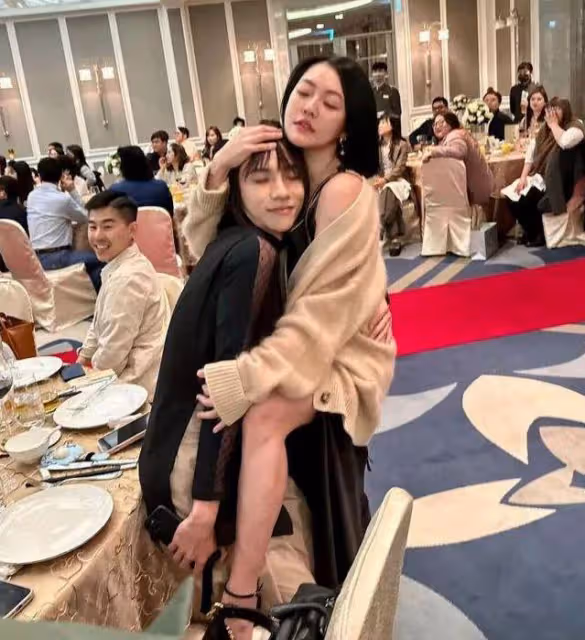 小S與唐老師視頻曝光,男方趴地上喊救命,小S喊話:不乖就去死